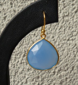 Vergulde zilveren bezel oorbellen met briolet blauw Chalcedoon